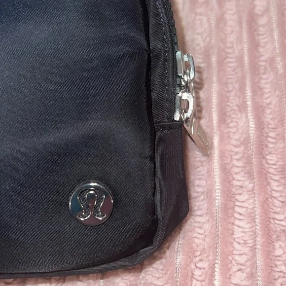 Lululemon Everywhere Belt Bag 2L BLACK w/silver metal tone  display picture 1
